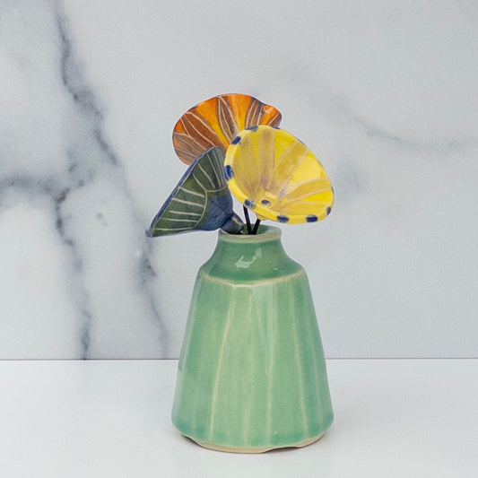 52 - FLOWER BOUQUET: Faceted Vase with Bloom Trio