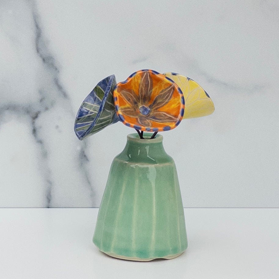 52 - FLOWER BOUQUET: Faceted Vase with Bloom Trio